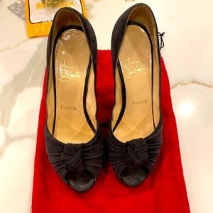 Christian Louboutin Lady Gres pumps Grey size 37.5/7.5 run small. Suede